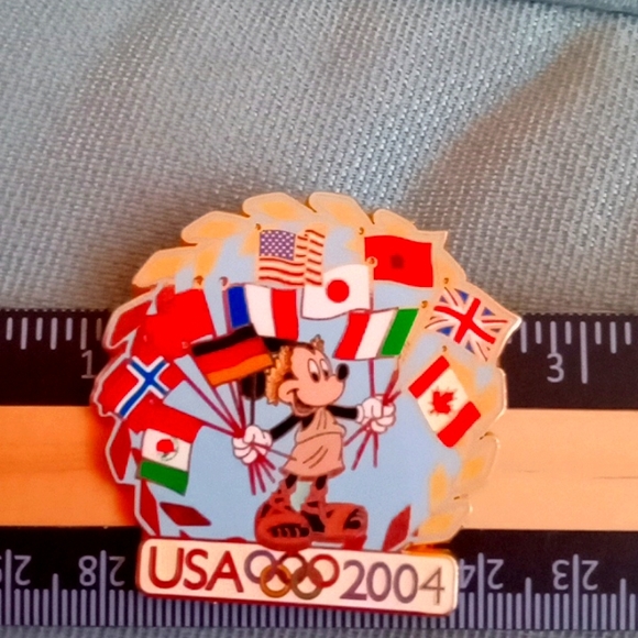 DISNEY USA 2004 MICKEY WITH THE WORLD FLAGS - Picture 3 of 5